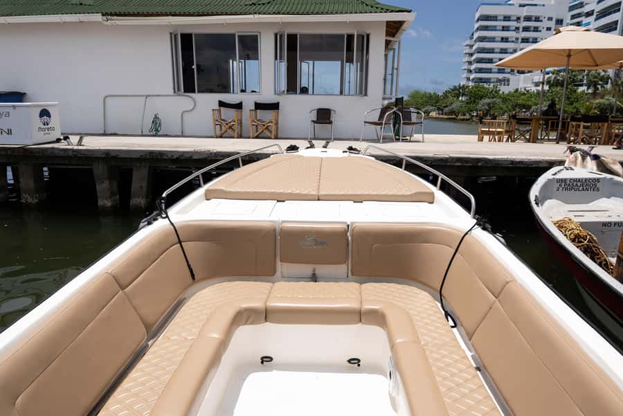 CARTAGENA, EXCLUSIVE launch for Rosario and Baru Islands - Comfort on Board: Bluetooth, Fresh Water Shower, and Loungers