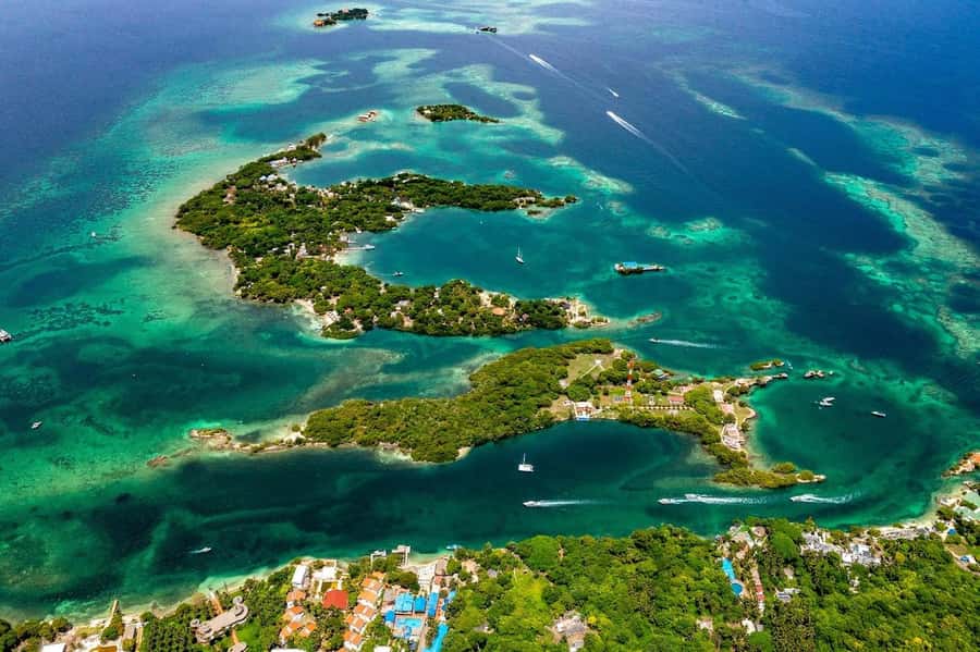 CARTAGENA: EXCURSION to the Rosario Islands by boat and white beach by bus. - The speedboat ride to the Rosario Islands: short, scenic, and potentially crowded