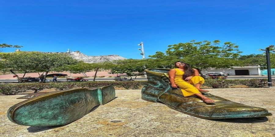 Cartagena: Explore with a city tour aboard a typical "chiva". - Historic Center walk: what you gain from a bilingual guide