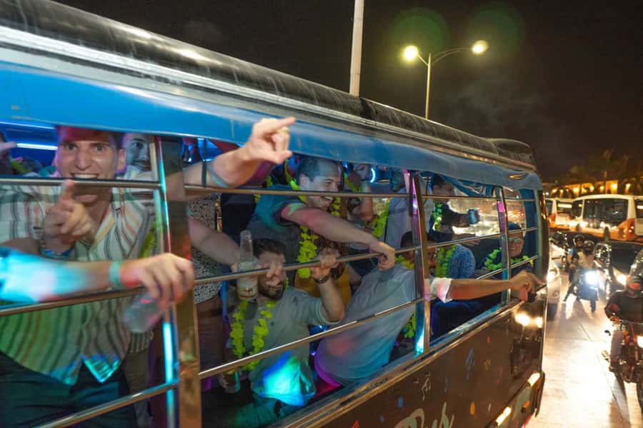 Cartagena: Funny PartyBus with dance floor and good music! - Getsemaní guided stop: intensity goes up