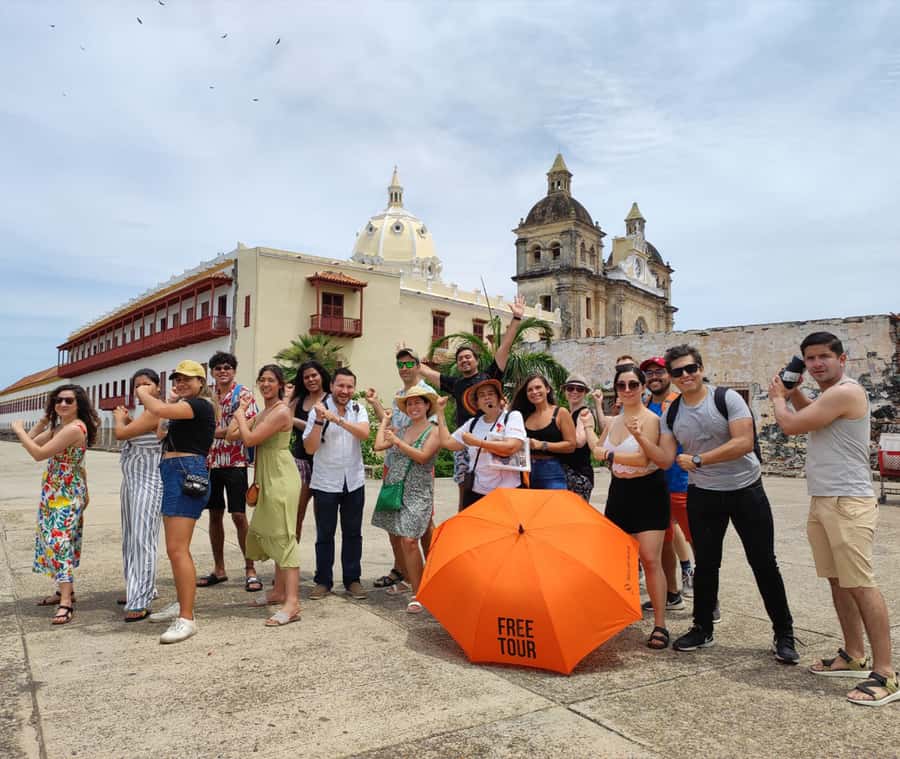 Cartagena: Historic Center and Getsemaní Shared Walking Tour - Plaza Bolívar and the refresh pause you actually need