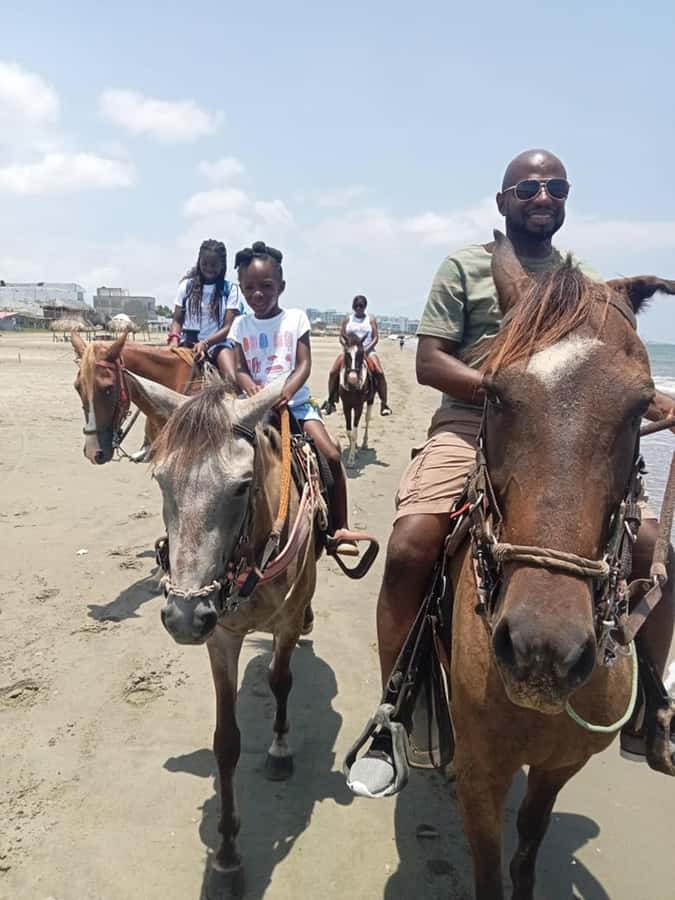 Cartagena: Horse Riding on the Beach with Photos and Lunch - Photos, WhatsApp Support, and Language Notes