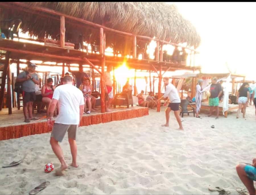 Cartagena: LUMINOUS PLANKTON, Playa Blanca, Lunch y snack - Sunset setup on Barú: the guide, the chair, and why it helps