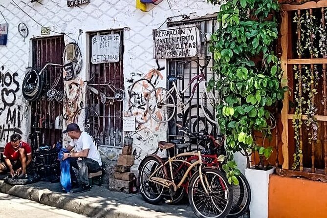 Cartagena Magic: Tour Historic Center and Gethsemane District - Plaza Santo Domingo: Botero’s Gertrude and the evening-friendly mood