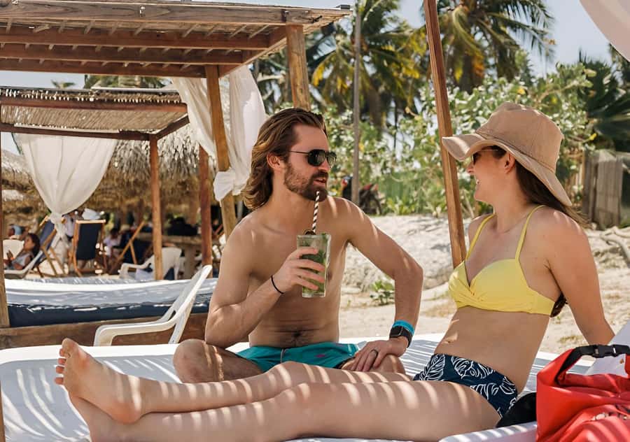 Cartagena: Palmarito Beachclub with Pool, Kayak and paddle! - Lunch at midday: buffet style, local island food, and the easiest way to stay fueled