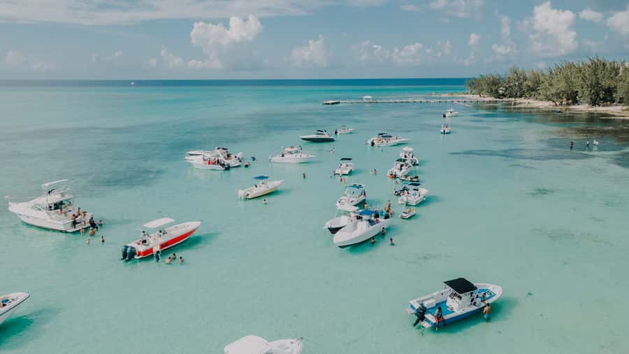 Cartagena: Party Boat to Cholon Beach with 2 Drinks & Lunch - Language and Hosting: Spanish and English on a Guided Day