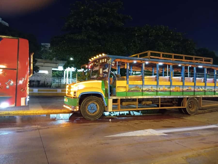 Cartagena: Party on a typical bus crossing the city - How the 8:00 p.m. Party-Bus Night Works