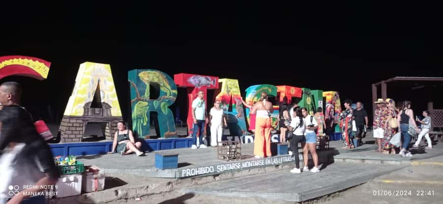 Cartagena: Party on a typical bus crossing the city - Finishing Touches: Bóvedas and the Arsenal Area