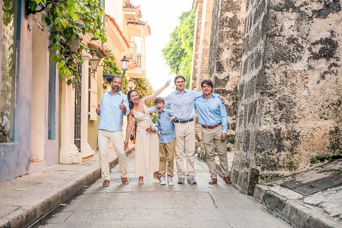Cartagena Photo-Tour Experience - PRIVATE Photoshoot - Plaza Santo Domingo: the start that sets the mood