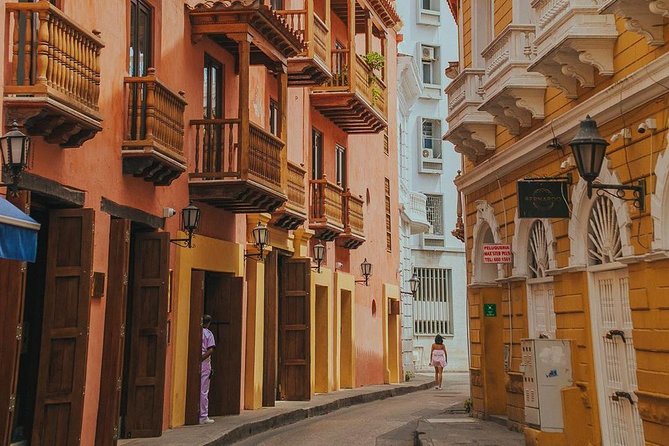 Cartagena : Private City Tour in the Walled city with Fortress - Centro Historico walking: colonial streets, pirates, and how Cartagena made its money