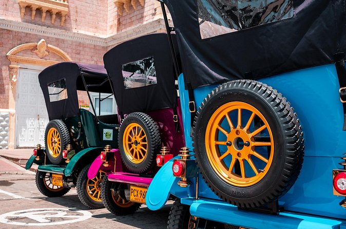 Cartagena Private Classic Car Tour Up to 5+ Bilingual Guide - Plaza Santo Domingo and La Gorda Gertrudis, the Botero moment
