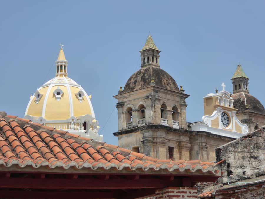 Cartagena: Private Walking Tour with German or Italian Guide - Plaza de la Proclamación and Plaza de la Aduana: Pirates, Corsairs, and Crossroads