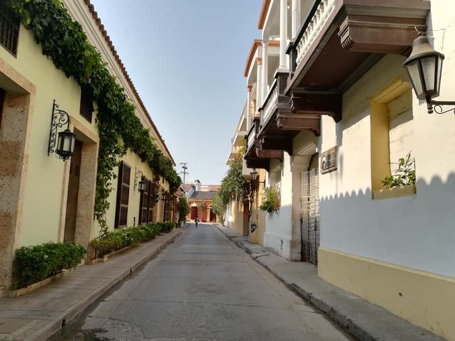 Cartagena: Private Walking Tour with German or Italian Guide - Plaza de Bolívar: Where the Political and Religious Story Clicks