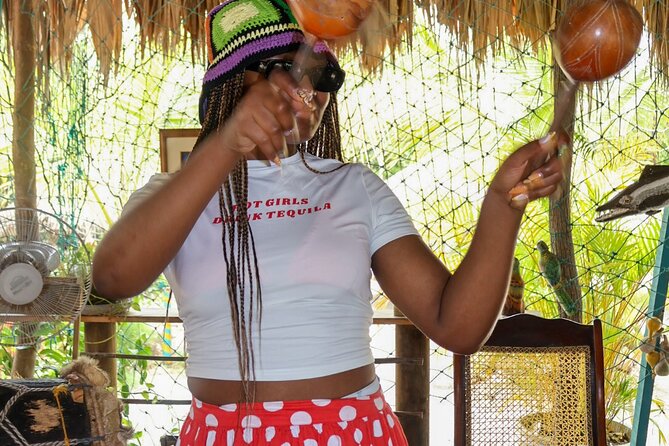 Cartagena Real : neighborhood, mangrove, fishing, typical lunch and culture - Plaza de la Aduana start point and a realistic 4-hour rhythm