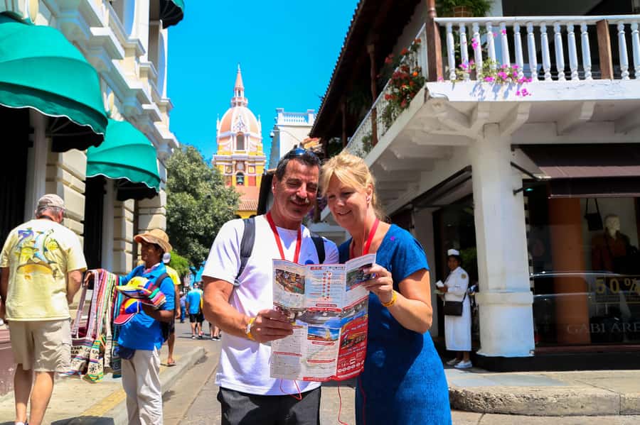 Cartagena: Shared Walking Tour of the Colonial Old Town - Cobblestones and colonial façades, what to watch as you walk