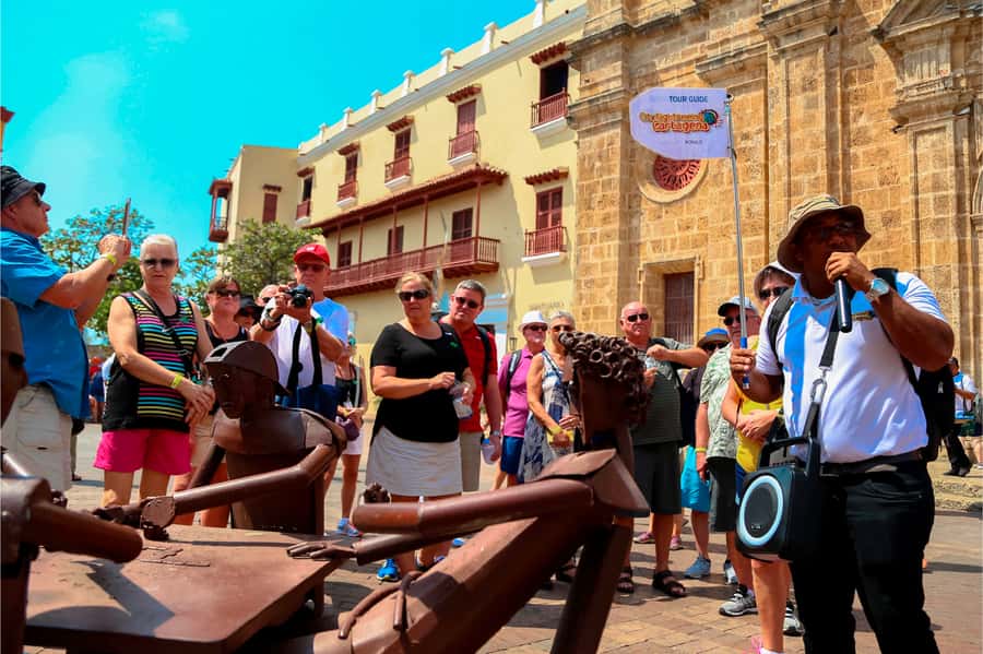 Cartagena: Shared Walking Tour of the Colonial Old Town - Conquerors, pirates, and local legends, how the stories fit together