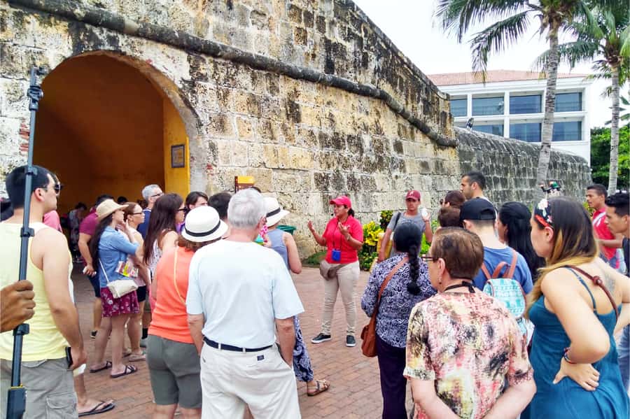 Cartagena: Shared Walking Tour of the Colonial Old Town - Lively plazas with artists and dancers, seeing Cartagena in the present