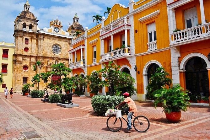 Cartagena Street Food Adventure & Full City Tour with Local Guide - Parque Centenario: the independence-era green pause (and possible animal sightings)