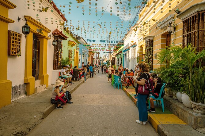 Cartagena Streets and Appointments Tour - Plaza Santo Domingo and Botero: a short art break with instant payoff