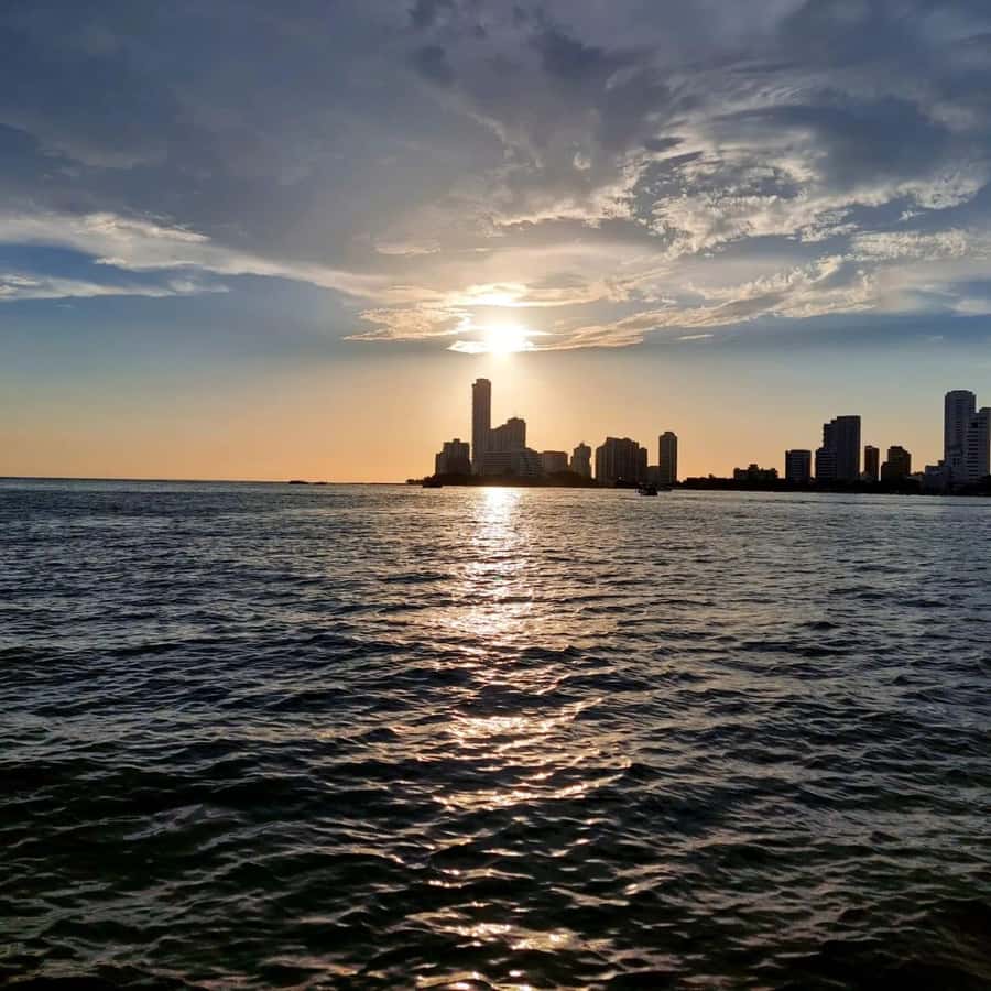 Cartagena: Sunset baytour with Dj, drinks and disco - Photo stop and sightseeing: making the most of the short window