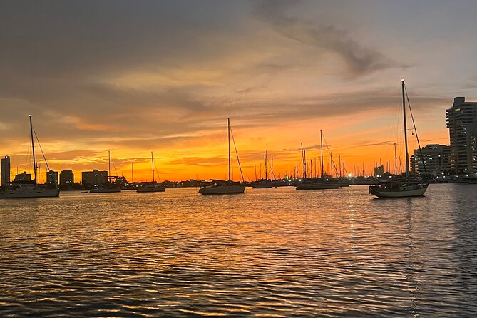 Cartagena:Sunset boat party Caribbean restaurant and Gethsemane tour - Open Bar for Two Hours: How to Drink Smart on a Boat