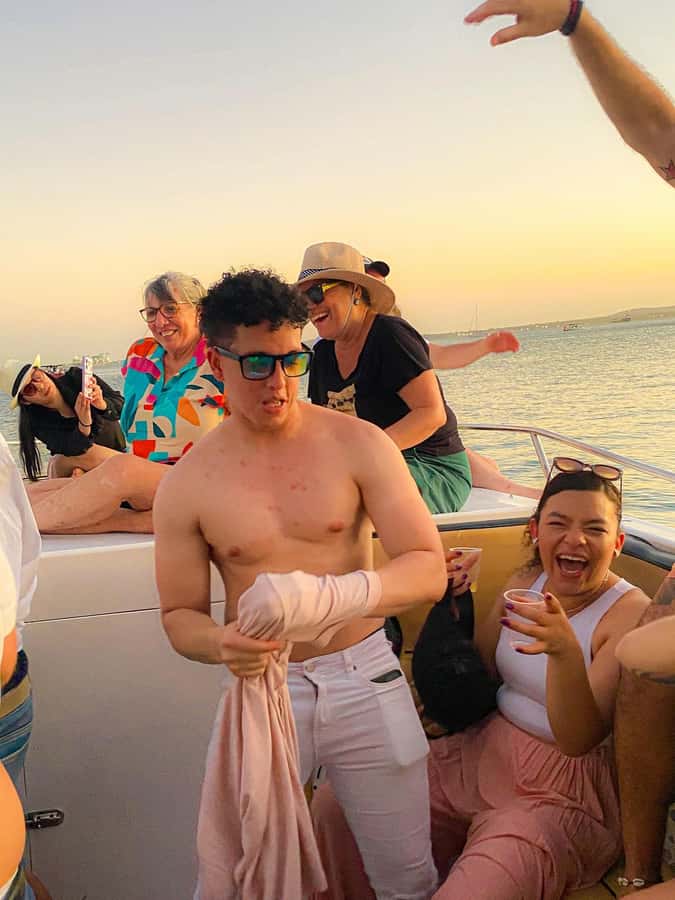 Cartagena: Sunset in boat in the bay with music and liquor - The entertainer and music: fun for dancing, tricky for quiet conversations