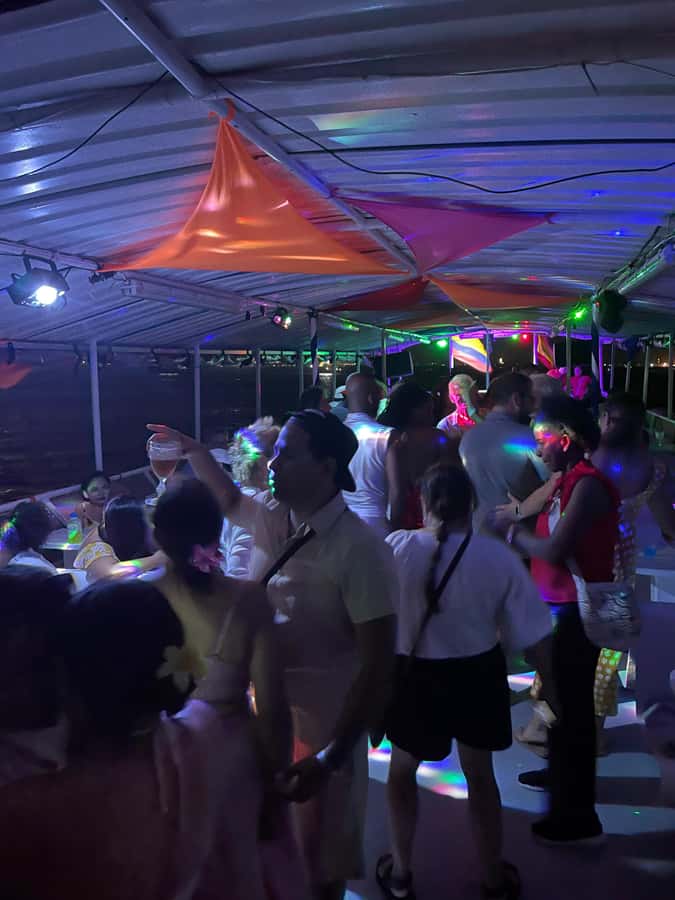 Cartagena: White Night Boat Tour with Dinner and Open Bar - The dinner plan: satisfying, scheduled, and built into the entertainment