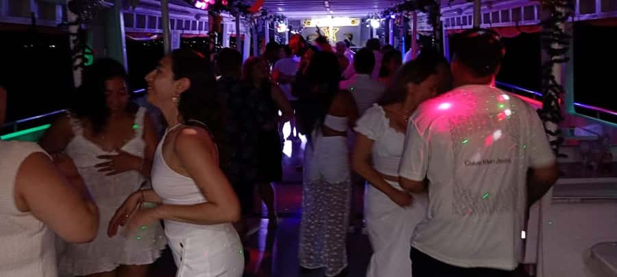 Cartagena: White Night Boat Tour with Dinner and Open Bar - Views and photos: how to make the bay sightings actually work for you