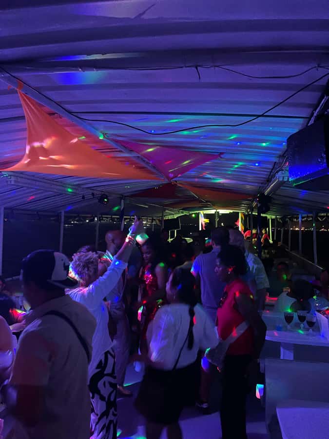 Cartagena: White Night Boat Tour with Dinner and Open Bar - What you get with the open bar, and what you should expect instead of guessing