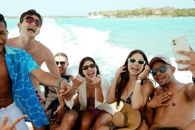Cholon Boat Party Up 15 People - Islas del Rosario stop: panoramas, beach club vibes, and La Piscinita