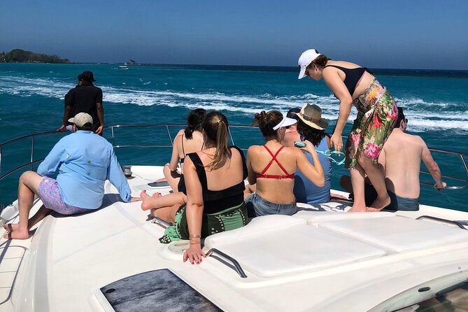 Cholon Boat Party Up 15 People - The onboard vibe: music, sea breeze, and what “private” changes
