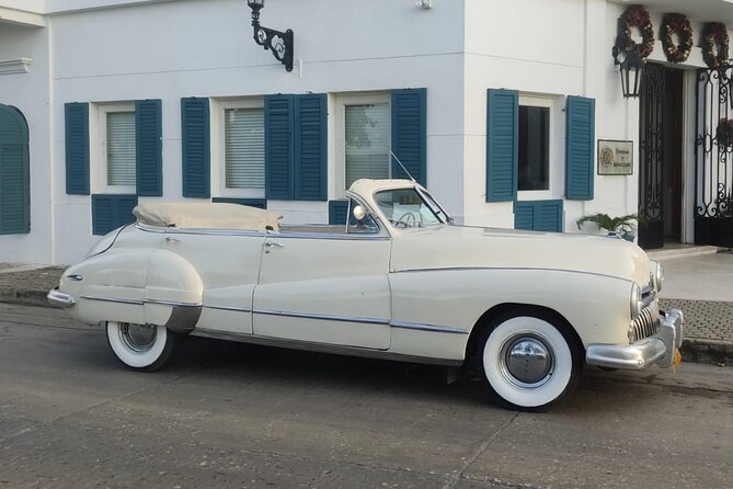 City tour by antique vehicle, luxury experience in Cartagena - The panoramic route: Trinity Square, colonial streets, and balcony colors
