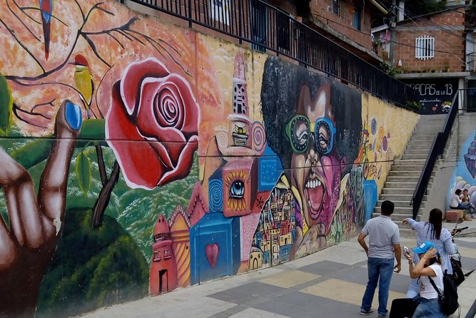 Coffee Tour & comuna 13 & cable car - Escaleras Electricas De La Comuna 13: Graffiti, Movement, and Street-Level Meaning