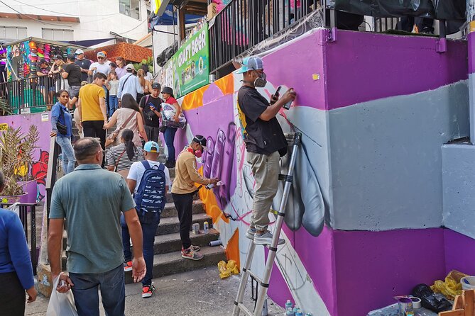 Commune Tour 13 Beyond History and Graffiti - Escaleras Electricas De La Comuna 13, viewpoints, and street performances