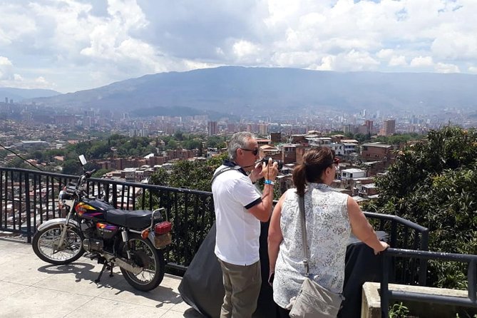 Complete Pack: Pablo Escobar Tour and Comuna 13 - Downtown Pass-By: Courthouse, Mayor’s Office, and the Civic Map