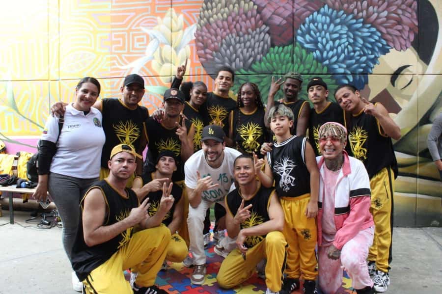 Complete Tour in Comuna 13: Graffiti, History and Street Delights - The story behind Comuna 13: graffiti tied to a neighborhood turnaround