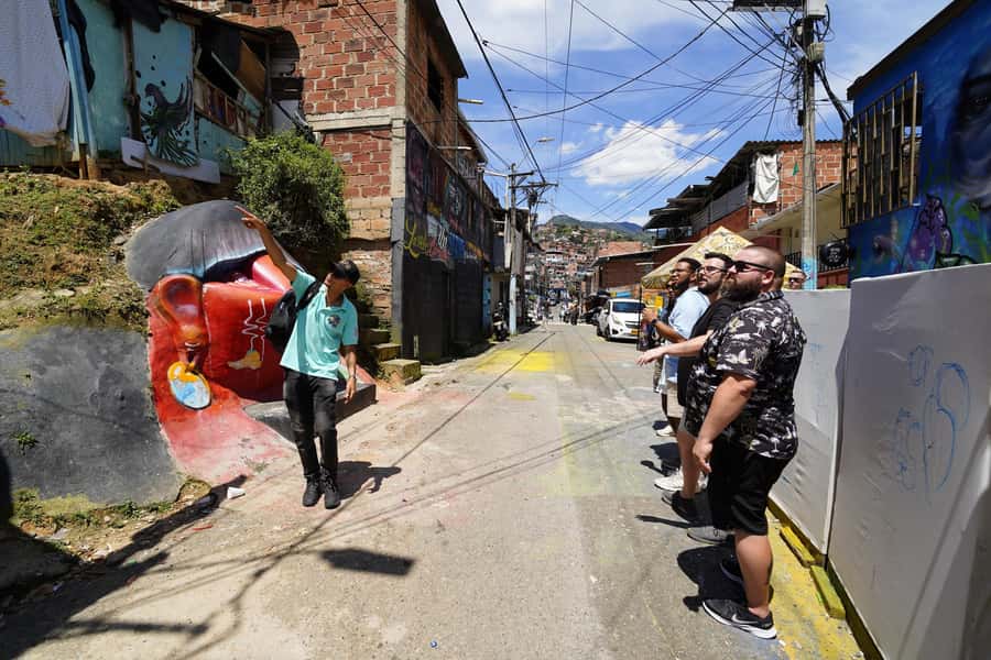 Complete Tour in Comuna 13: Graffiti, History and Street Delights - What to bring, and what not to do, for a smoother Comuna 13 experience