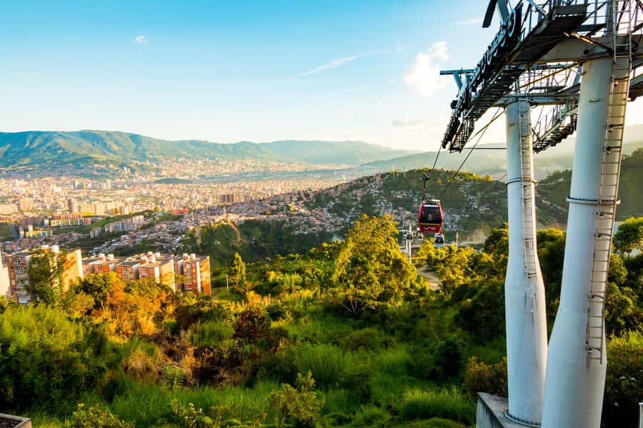 Comuna 13 and Downtown Medellín City Tour - Placita de Flórez: your guided start point (1 hour)