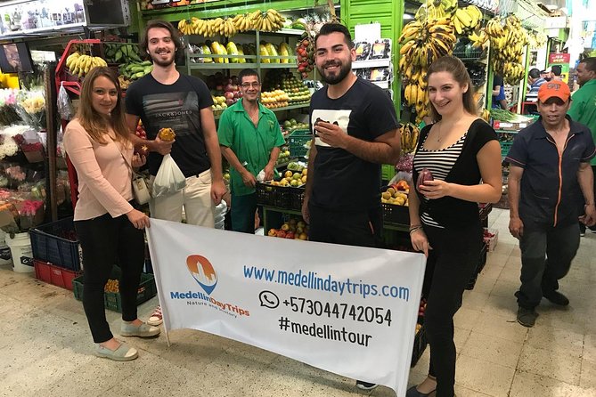 Comuna 13 + Cable Car + Colombian Fruits Tasting: Private Tour - Plaza La América and Colombian fruit tasting you can actually repeat later