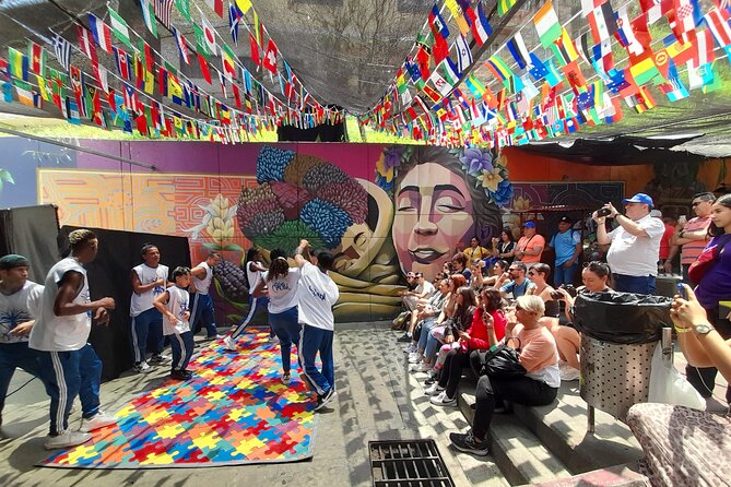 Comuna 13: Graffiti tour & Street Food/drink with telesferic - The guided graffiti walk: murals, history, and local sayings on the move