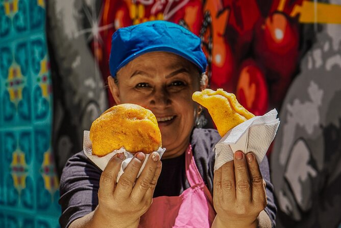 Comuna 13 Graffiti Tour with Street Food - Escaleras Electricas de la Comuna 13: why the escalators matter