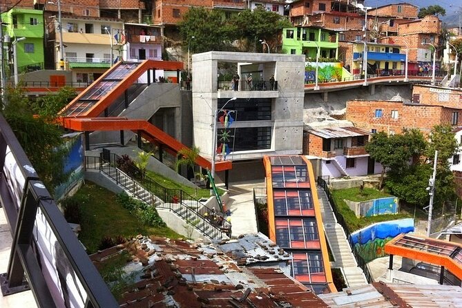 Comuna 13 Graffitour knows the urban art district of Medellín - Key highlights at a glance