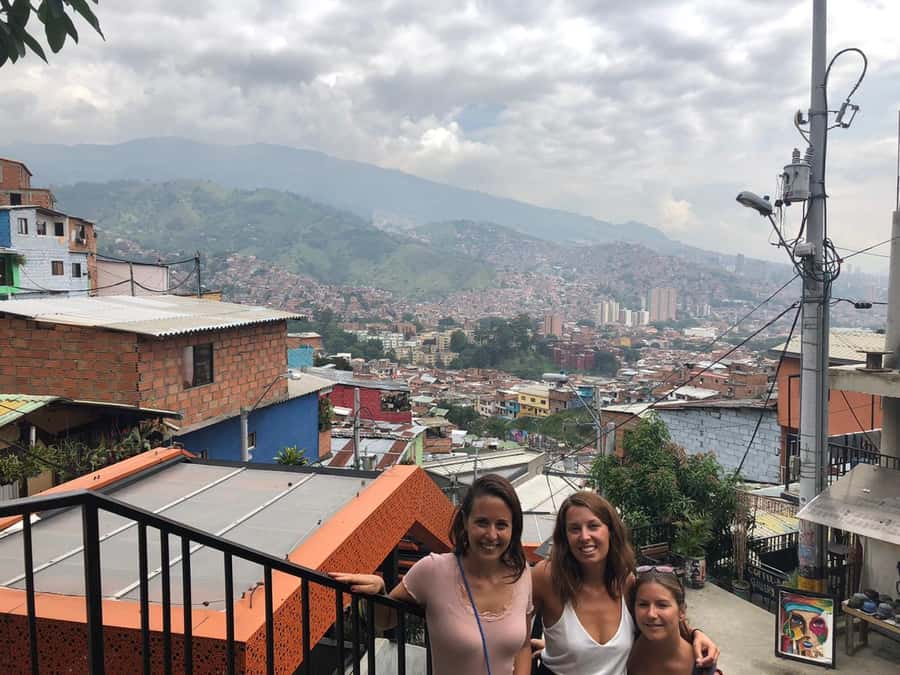 Comuna 13 Neighborhood & Street Art Private Tour - Break Time, Photos, and Shopping in the Neighborhood