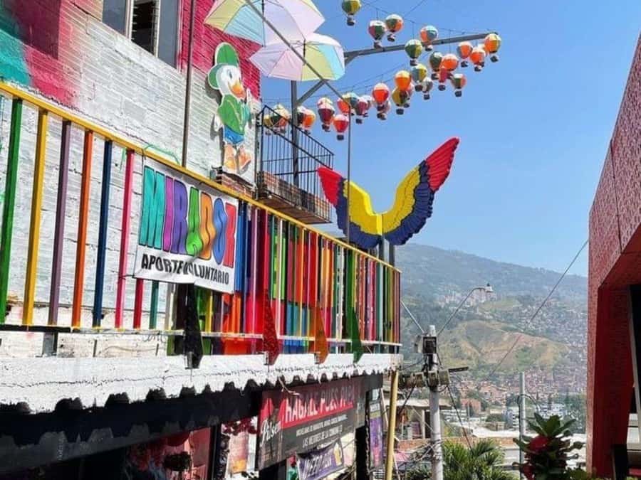 Comuna 13: Recorrido de Arte Urbano, Cultura y Resiliencia - The local café start: orientation, safety, and a quick culture warm-up