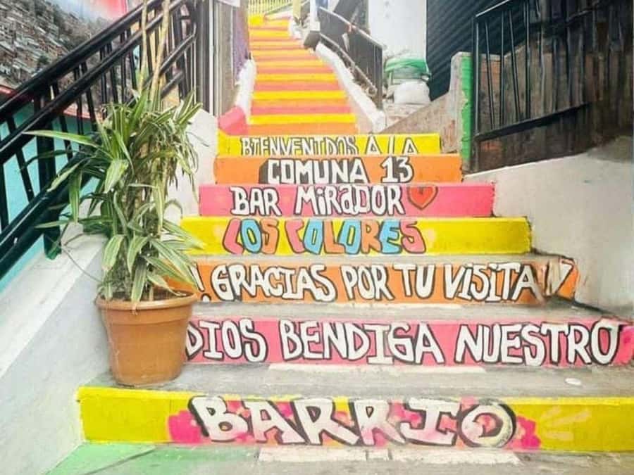 Comuna 13: Recorrido de Arte Urbano, Cultura y Resiliencia - Meeting point and the simple flow of a 3-hour visit