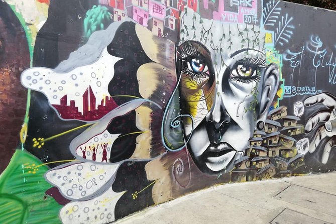 Comuna 13 tour and cable car - Stop 1, Cable Metro Station: getting context before the streets