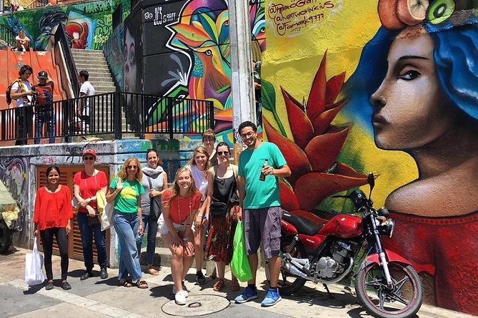 Comuna 13 Unplugged: Secret Paths, Street Art & Rooftop Rituals - Comuna 13 on foot: why this “unplugged” style works
