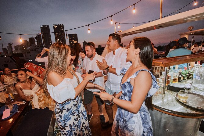 Dinner cruise on Cartagena's bay with Sibarita Master - Four-course dinner and half bottle of wine: what you get, and what to clarify