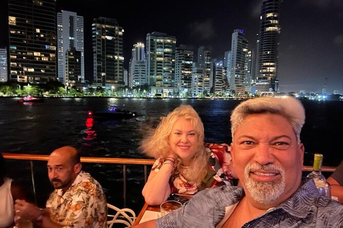Dinner Cruise Tour through the Bay of Cartagena - Timing that matters: 6:15 pm check-in and a 7:00 pm sharp departure