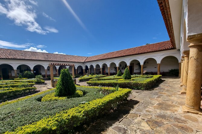 Discover Villa de Leyva, a colonial and historic town and enjoy the vineyard. - A 10-hour day that mixes colonial walking with archaeological meaning